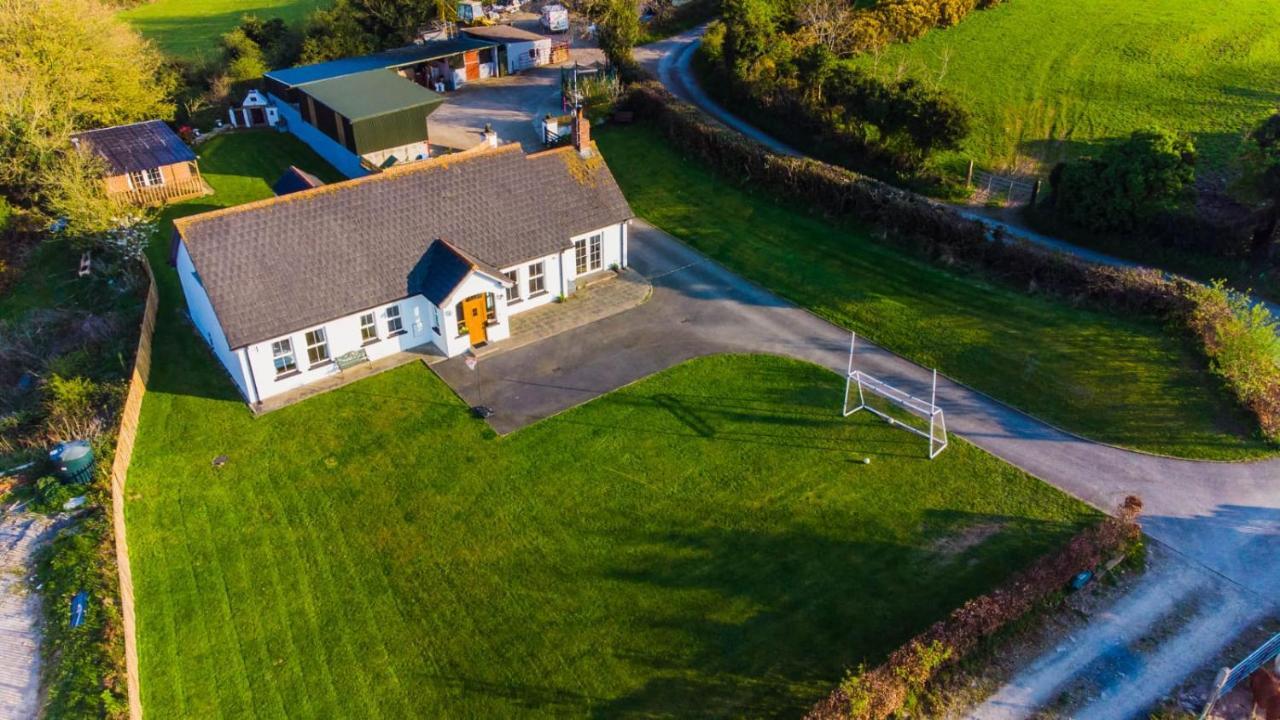 The Heights & Hollows Farmhouse, Saul, Downpatrick, Sleeps 14 Holiday home