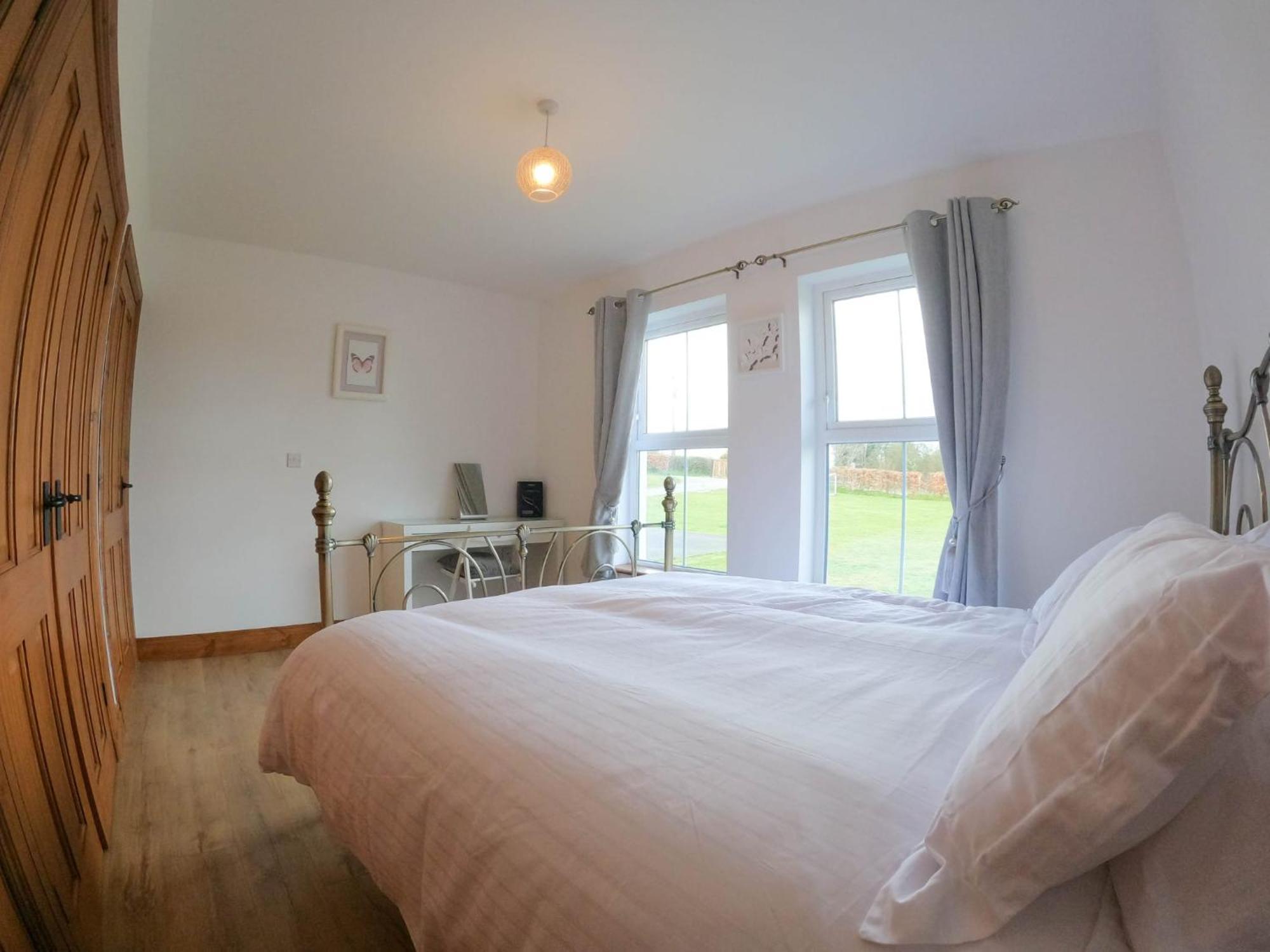 The Heights & Hollows Farmhouse, Saul, Downpatrick, Sleeps 14 Holiday home *