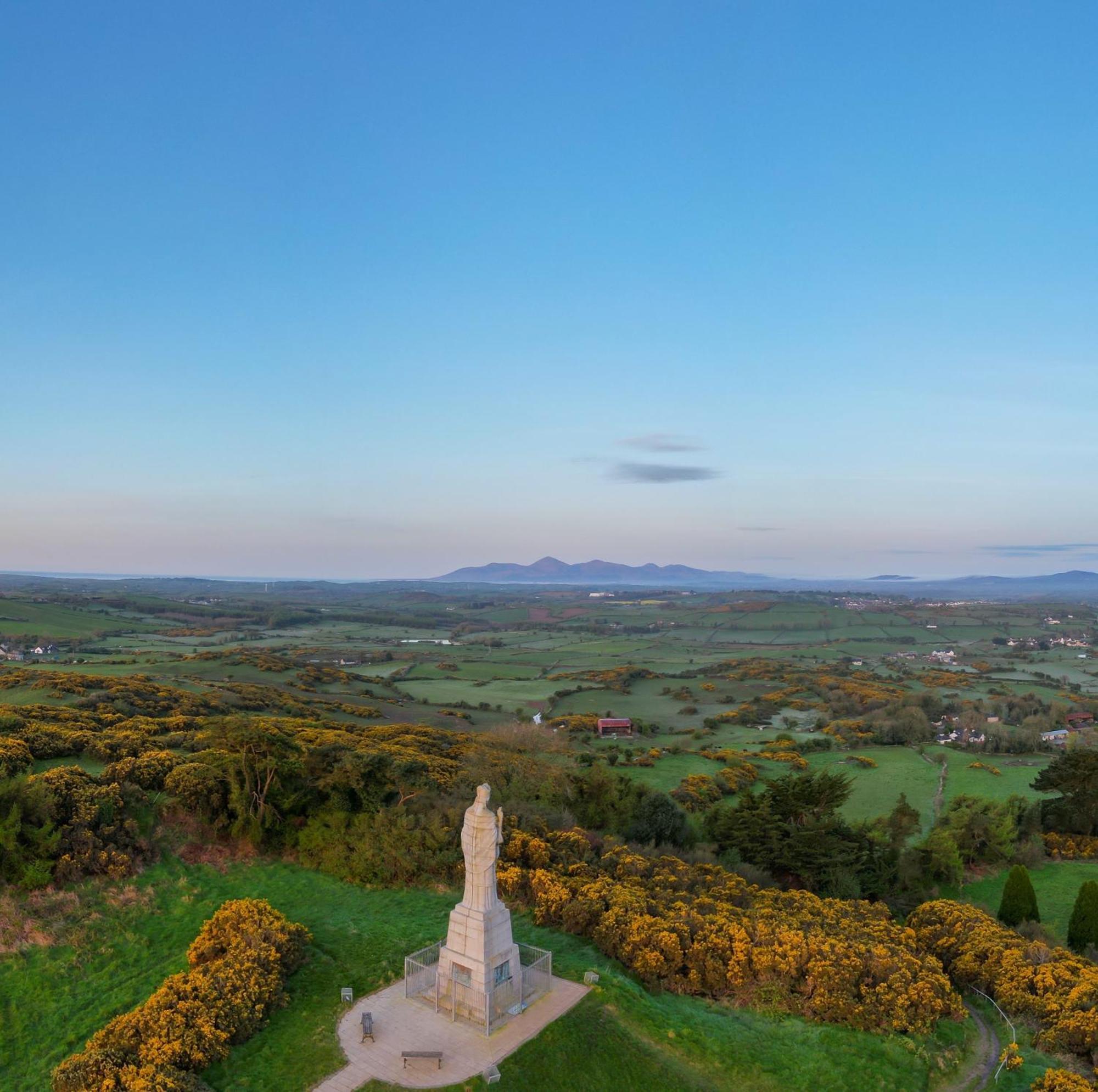 The Heights & Hollows Farmhouse, Saul, Downpatrick, Sleeps 14 Holiday home